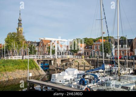 voiliers dans le port de veere dans le calme, temps d'été en face d'une ville historique toile de fond. Banque D'Images