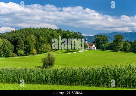 allemagne,bavière,haute-bavière,pfaffenwinkel,penzberg,paysage à la huber voir avec l'élévation de la chapelle contre les contreforts des alpes Banque D'Images