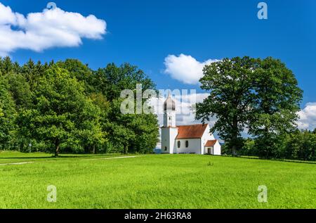 allemagne,bavière,haute-bavière,pfaffenwinkel,penzberg,paysage à la huber voir avec chapelle d'élévation Banque D'Images