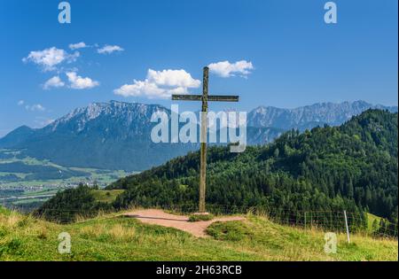 allemagne,bavière,haute-bavière,quartier de rosenheim,oberaudorf,quartier de hocheck,vue du point de vue gletscherblick sur mühlbacher berg aux montagnes kaiser Banque D'Images