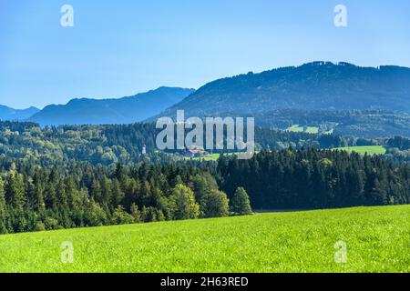 allemagne,bavière,haute-bavière,tölzer land,wackersberg,district rothenrain,vue sur le rothenbachtal à fischbach contre les contreforts des alpes Banque D'Images