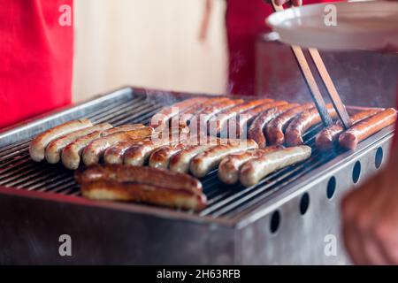 grill bratwurst Banque D'Images