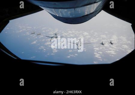 Les F-15 de la Royal Saudi Air Force (à gauche) et F-16 de la U.S. Air Force Fighting Falcons (à droite) volent à côté des lancères B-1B de la U.S. Air Force au-dessus de la Mer Rouge dans le cadre de l'engagement envers les partenaires et la stabilité régionale dans la zone de responsabilité du Commandement central des États-Unis, le 11 novembre 2021.La présence du lancer témoigne de la capacité de l’USCENTCOM à fournir une puissance aérienne de combat à un moment donné, ainsi que de son engagement envers les partenaires et la sécurité régionale.(É.-U.Photo de la Force aérienne par Tech.Sgt.Christopher Ruano) Banque D'Images
