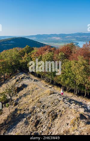 visegrad montagnes,vadallo kövek (pierres vadallo),pierres volcaniques,crête de montagne,randonneur dans le parc national danube-ipoly,pest,hongrie Banque D'Images