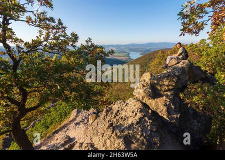 visegrad montagnes,vadallo kövek (pierres vadallo),pierres volcaniques,crête de montagne,randonneur dans le parc national danube-ipoly,pest,hongrie Banque D'Images