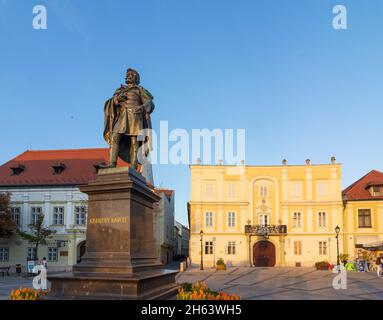 györ (raab), place becsi kapu ter (wiener tor platz, place de la porte de vienne), statue de kisfaludi karoly, maison ott à györ-moson-sopron, hongrie Banque D'Images