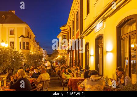 györ (raab), restaurant sur la place szechenyi à györ-moson-sopron, hongrie Banque D'Images