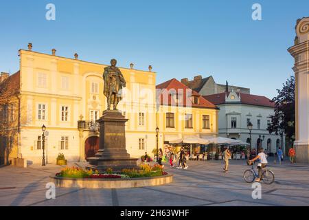 györ (raab), place becsi kapu ter (wiener tor platz, place de la porte de vienne), statue de kisfaludi karoly, maison ott à györ-moson-sopron, hongrie Banque D'Images