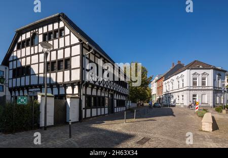 allemagne,hilden,bergisches land,niederbergisches land,niederberg,rhénanie,du nord-westphalie,bâtiments résidentiels et maisons d'affaires dans schwanenstrasse,maison à colombages gauche n°17,maison sur le bech,administration de la ville,office de protection de la jeunesse,promotion de la jeunesse Banque D'Images