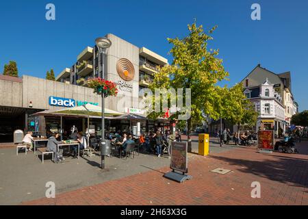 allemagne,hilden,bergisches land,niederbergisches land,niederberg,rhénanie,du nord-westphalie,nrw,zone piétonne mittelstrasse,rue commerçante, centre commercial rathaus,dans l'arrière ancien bureau d'enregistrement aujourd'hui café extrablatt et la vieille mairie aujourd'hui buergerhaus Banque D'Images