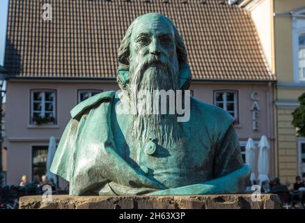 allemagne,hilden,bergisches pays,niederbergisches pays,niederberg,rhénanie,du nord-westphalie,nrw,monument à wilhelm fabry,buste en bronze sur le marché,médecin,médecin de ville à berne,chirurgien,fondateur de la chirurgie scientifique Banque D'Images