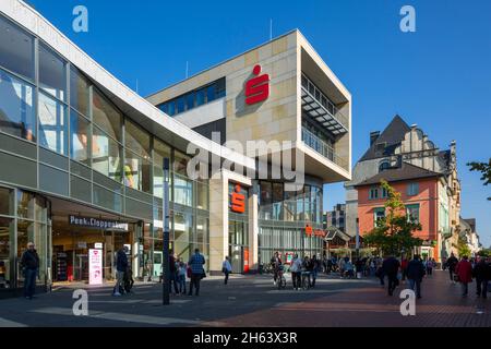 allemagne,hilden,bergisches land,niederbergisches land,niederberg,rhénanie,du nord-westphalie,nrw,zone piétonne mittelstrasse,rue commerçante,sparkasse hilden-ratingen-velbert,derrière l'ancien bureau d'enregistrement aujourd'hui café extrablatt et la vieille mairie aujourd'hui buergerhaus Banque D'Images