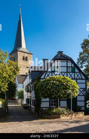 allemagne,hilden,bergisches land,niederbergisches land,niederberg,rhénanie,du nord-westphalie,nrw,eisengasse,voie étroite,devant le kueckeshaus,maison à colombages,derrière l'église de réforme à hilden,église paroissiale protestante,galerie basilique romane, Banque D'Images