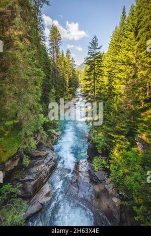 le travignolo torrent gorge à travers la forêt de paneveggio, paneveggio pâle di san martino parc naturel, predazzo, trento, trentin, italie Banque D'Images