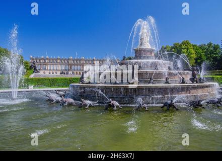 latona fontaine en face du côté jardin du château de herrenchiemsee,chiemsee commune,herreninsel,chiemgau,haute-bavière,bavière,allemagne Banque D'Images