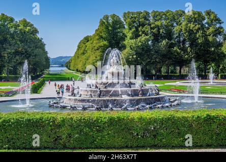 latona fontaine sur le jardin parterre de herrenchiemsee palais avec une ligne de vue au lac, municipalité de chiemsee,herreninsel,chiemgau,haute-bavière,bavière,allemagne Banque D'Images