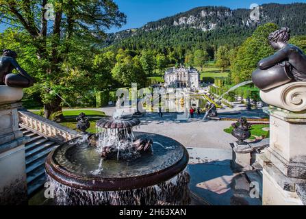 fontaine sous le temple de vénus avec jardin parterre et palais linderhof,ettal,ammertal,alpes ammergau,haute-bavière,bavière,allemagne Banque D'Images