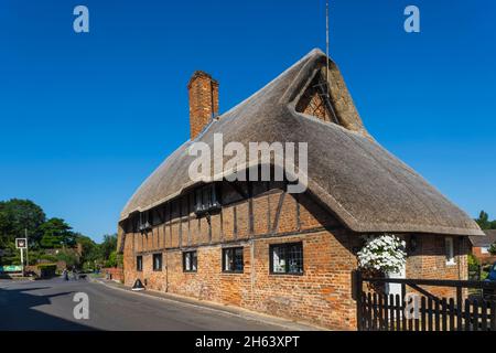 angleterre,hampshire,basingstoke,ancien village de base,maison traditionnelle de chaume Banque D'Images