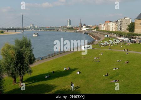 vue du rhéinkniebrücke sur les rives du rhin avec le pont oberkasseler, église st lambertus, tour du château et horloge de niveau à düsseldorf am rhein, düsseldorf, rhénanie-du-nord-westphalie, allemagne Banque D'Images