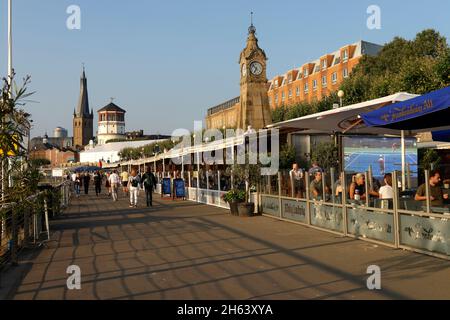 rive du rhin avec l'église st. lambertus, château tour et horloge de niveau à düsseldorf am rhein, düsseldorf, rhénanie-du-nord-westphalie, allemagne Banque D'Images