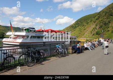 bateau d'excursion à l'embarcadère de beilstein,beilstein,vallée de la moselle,rhénanie-palatinat,allemagne Banque D'Images