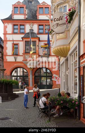 cafe hansen sur la place du marché de bernkastel-kues,bernkastel-kues,vallée de la moselle,eifel,rhénanie-palatinat,allemagne Banque D'Images