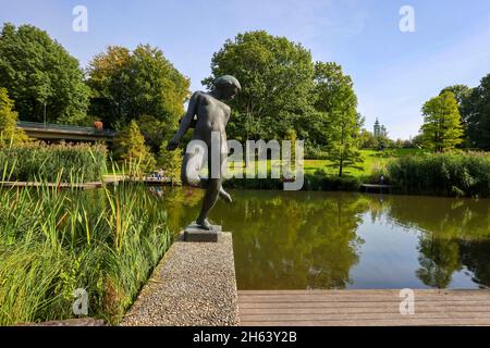 essen,rhénanie-du-nord-westphalie,allemagne - grugapark,un parc à essen,a émergé de la première grande exposition horticole de la région de la ruhr en 1929, a été la zone de parc du spectacle horticole fédéral en 1965. dans le parc il y a plus de quarante sculptures par des sculpteurs importants, ici à waldsee les grands baigneurs par georg kolbe. Banque D'Images