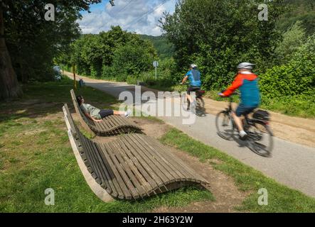 hagen,rhénanie-du-nord-westphalie,allemagne - cyclistes sur le ruhrtalradweg am hengsteysee,le hengsteysee est un réservoir achevé en 1929 et exploité par la ruhrverband au cours de la ruhr entre les villes de hagen,dortmund et herdecke dans la région de la ruhrquartier voisin de hagen de hengstey. Banque D'Images