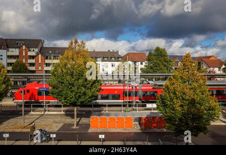 iserlohn, Rhénanie-du-Nord-westphalie, allemagne - gare d'iserlohn. la gare d'iserlohn est l'arrêt dans le centre d'iserlohn. Elle se trouve au bout de deux lignes ferroviaires à voie unique, la ligne de chemin de fer ardey de schwerte et la ligne d'iserlohn-letmathe. Depuis le nouveau bâtiment en 2008, elle est appelée gare de la ville Banque D'Images