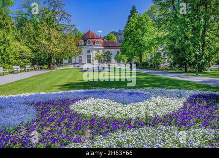 les fleurs bordent le jardin de spa royal avec rotonde de concert, bad reichenhall, saalachtal, alpes de berchtesgaden, berchtesgadener pays, haute-bavière, bavière, allemagne Banque D'Images