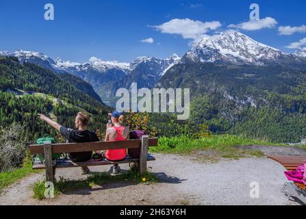 banc d'observation avec des vacanciers sur le brandkopf avec vue sur koenigssee,steinernes meer et watzmann 2713m,schönau am koenigssee,alpes berchtesgaden,berchtesgadener land,haute-bavière,bavière,allemagne Banque D'Images