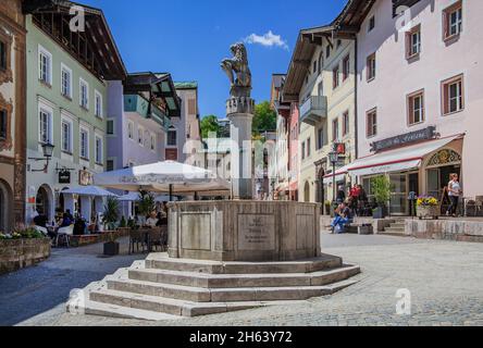 maisons historiques sur la place du marché avec fontaine du marché, berchtesgaden, alpes berchtesgaden, berchtesgadener land, haute-bavière, bavière, allemagne Banque D'Images