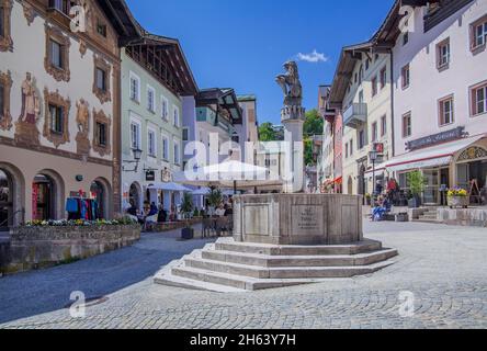 maisons historiques sur la place du marché avec fontaine du marché, berchtesgaden, alpes berchtesgaden, berchtesgadener land, haute-bavière, bavière, allemagne Banque D'Images