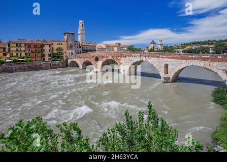 ponte pietra au-dessus de l'adige avec clocher de la cathédrale dans la vieille ville, vérone, vallée de l'adige, province de vérone, vénétie, italie Banque D'Images