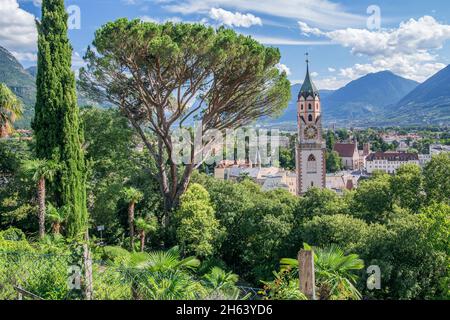 vue sur le centre-ville avec l'église paroissiale de st nikolaus de la tappeinerpromenade,merano,etschtal,burggrafenamt,tyrol du sud,province de bolzano,trentin-haut-adige,italie Banque D'Images