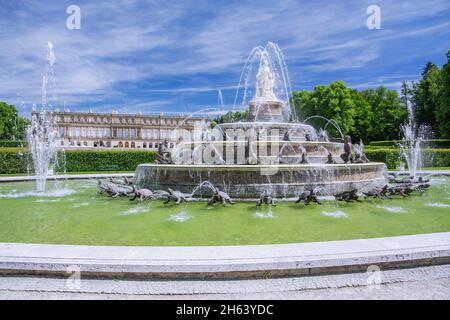 latona fontaine en face du côté jardin du château de herrenchiemsee,chiemsee commune,herreninsel,chiemgau,haute-bavière,bavière,allemagne Banque D'Images