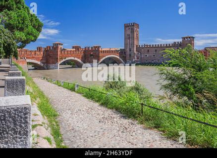 promenade en remblai sur l'adige avec le ponte scaligero à castelvecchio dans la vieille ville, vérone, vallée de l'adige, province de vérone, vénétie, italie Banque D'Images