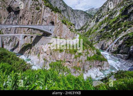 ponts du diable sur la reuss dans la gorge de schöllenen, andermatt, canton de l'uri, suisse Banque D'Images