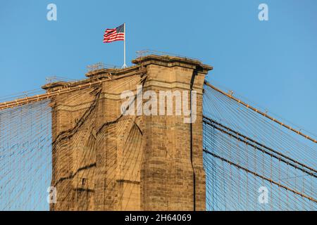 drapeau américain sur le pont de brooklyn, ville de new york, new york, états-unis Banque D'Images