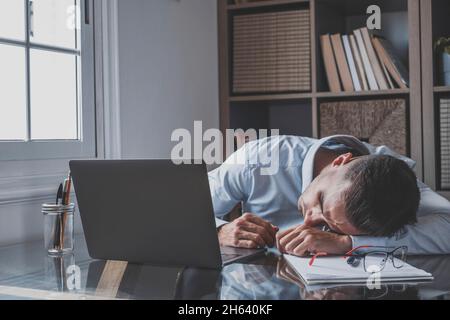 surjoyeuse race blanche adolescent s'asseoir au bureau regarde l'écran du téléphone lire les nouvelles incroyables les poings rend oui geste célébrer la victoire de jeu de loterie en ligne, obtenir une nouvelle offre d'emploi se sent heureux Banque D'Images