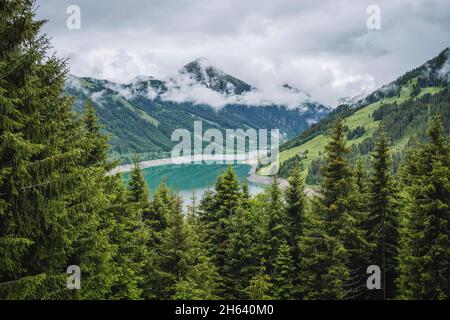 schlegeis stausee vue sur le lac depuis la montagne sentier de randonnée. zillertal,autriche,europe. Banque D'Images