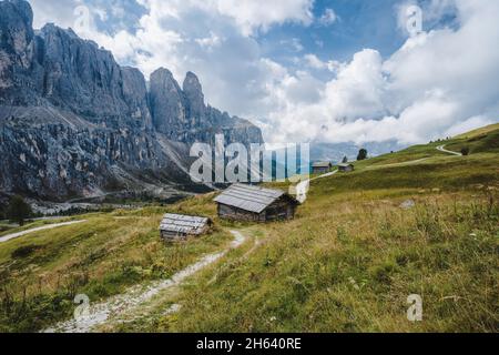 sentier de randonnée le long des montagnes du groupe de passo sella dans les dolomites, tyrol du sud, italie, europe. Banque D'Images