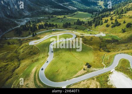 vue aérienne de la route en serpentin des montagnes du groupe passo gardena et sella dans les dolomites, le tyrol du sud, l'italie, l'europe. Banque D'Images