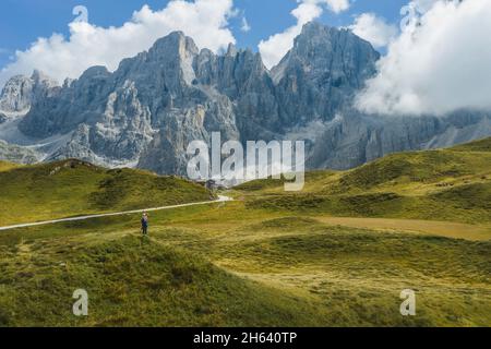 femme voyageur en face de pâle di san martino près de passo rolle dolomiti,italie,europe. Banque D'Images