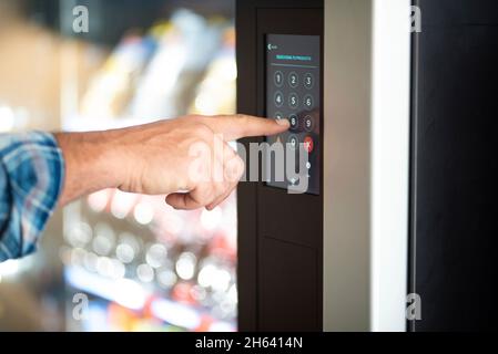 gros plan de l'homme dactylographiant le code numérique sur l'écran tactile - concept de mot de passe de sécurité et distributeur automatique de nourriture - caucasien mâle doigt type 8 Banque D'Images