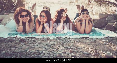 les jeunes femmes adultes sont couché sur le sol en plein air et aiment l'amitié ensemble - les femmes caucasiennes souriant et s'amuser dans les vacances et les activités de loisirs Banque D'Images
