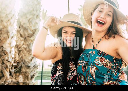 les jeunes femmes aiment les activités de loisirs en plein air et s'amusent ensemble en riant beaucoup dans l'amitié ou la relation - les femmes jolies et à la mode sourire - heureux curvy concept des gens Banque D'Images