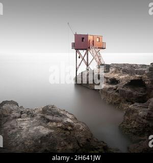 longue exposition d'une ancienne cabane de pêche sur la côte atlantique française. Banque D'Images