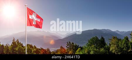 drapeau suisse en valais en face de la vallée du rhône Banque D'Images