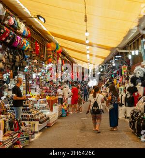 bazar souvenir couvert, vieille ville, antalya, turquie Banque D'Images